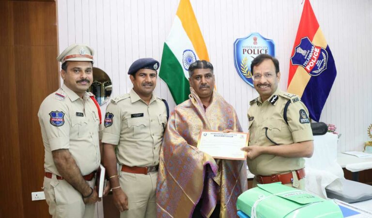 Auto driver foils chain snatching, honoured by Hyderabad police